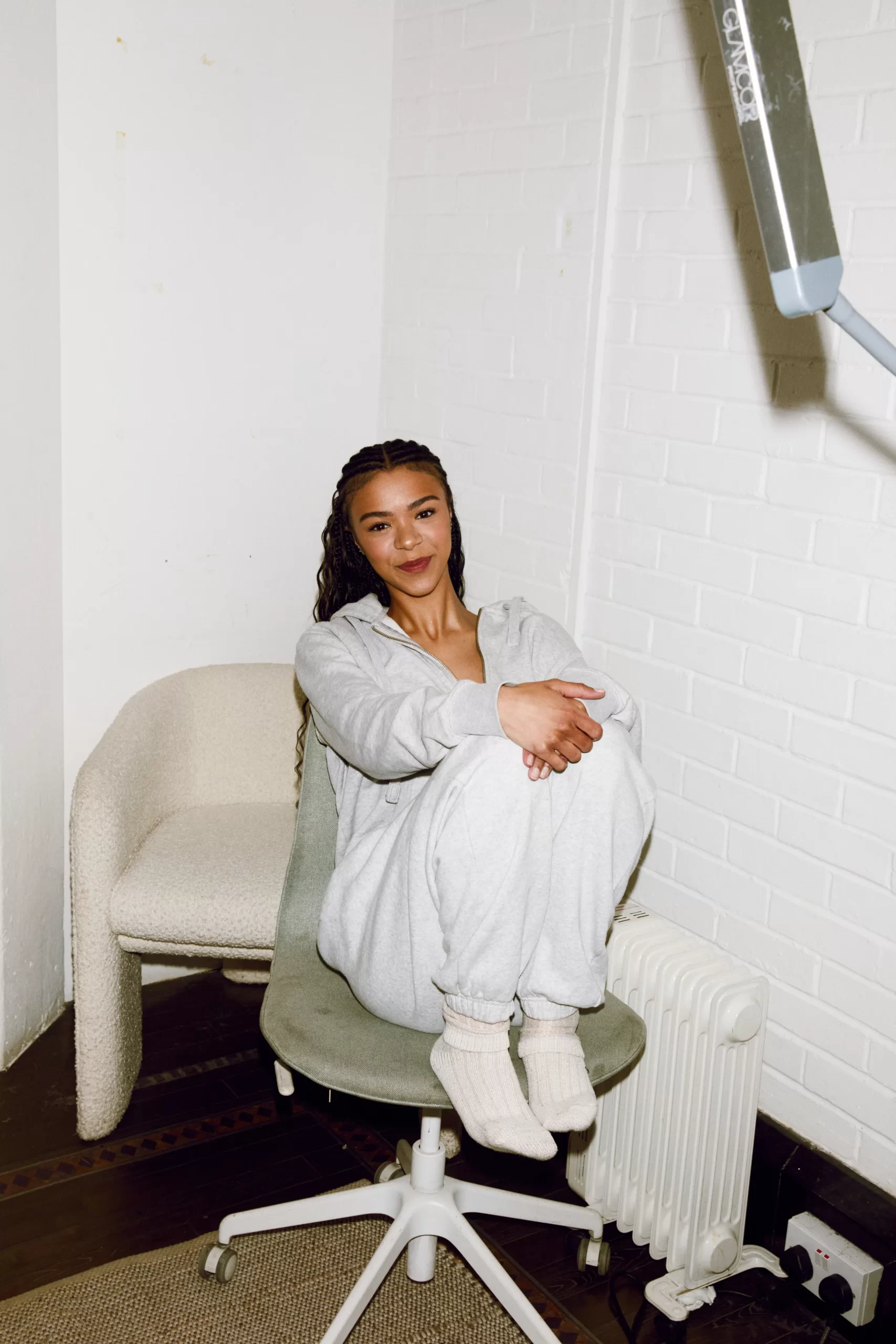 India Amarteifio voor het aantrekken van de jurk