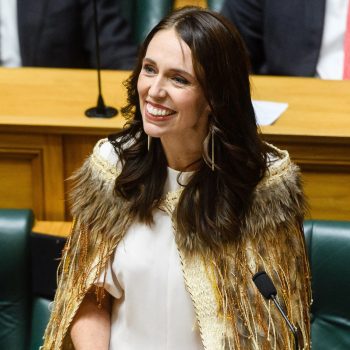 jacinda-arderns-respectvolle-modekeuze-bij-afscheidsspeech-249370