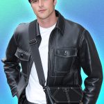 Jacob Elordi zijn stijl in een zwart jack met crossbody bag van Bottega Veneta bij de Burberry herfst/winter 2023 show