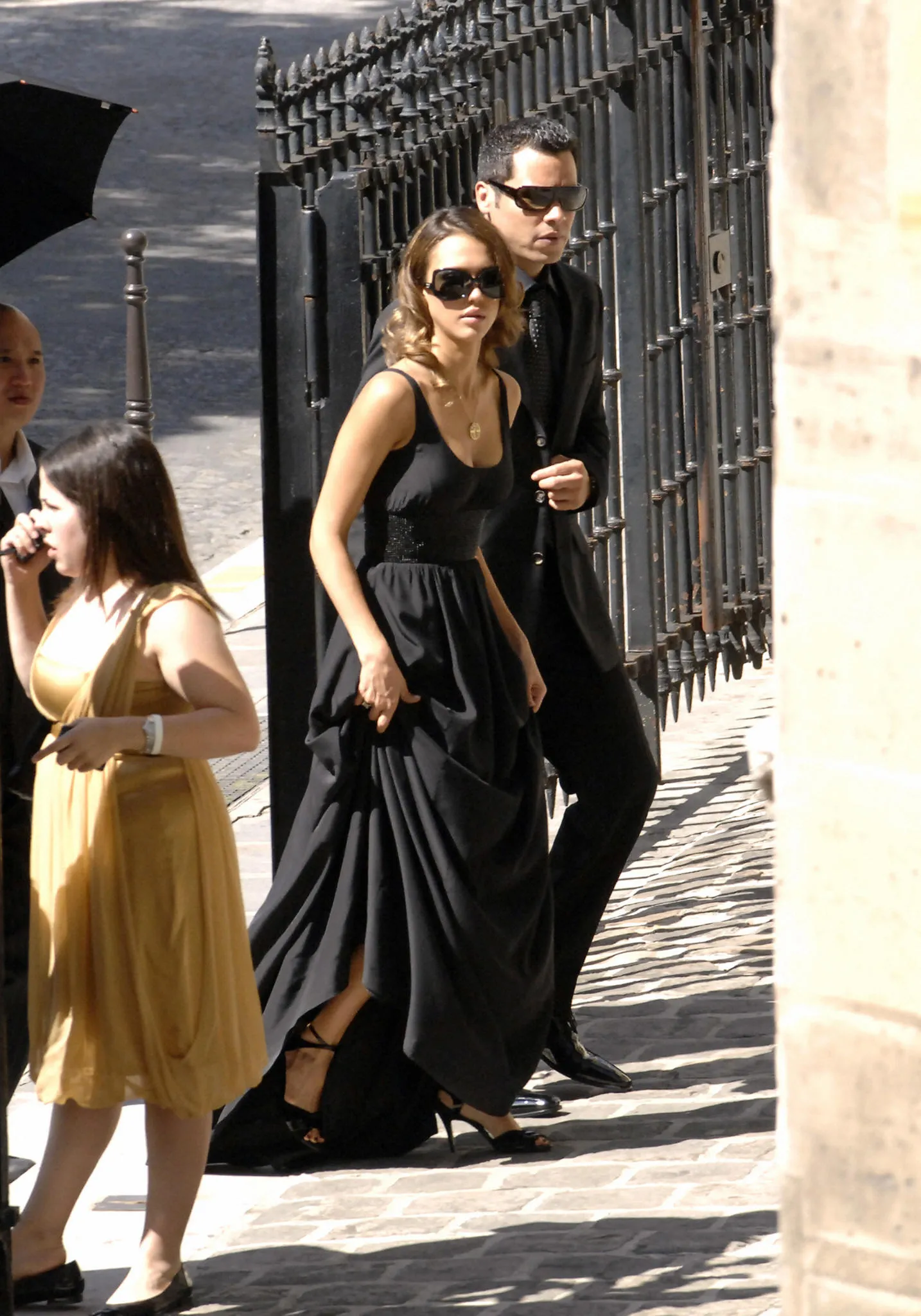 Jessica Alba draagt een zwarte look als bruiloftgast