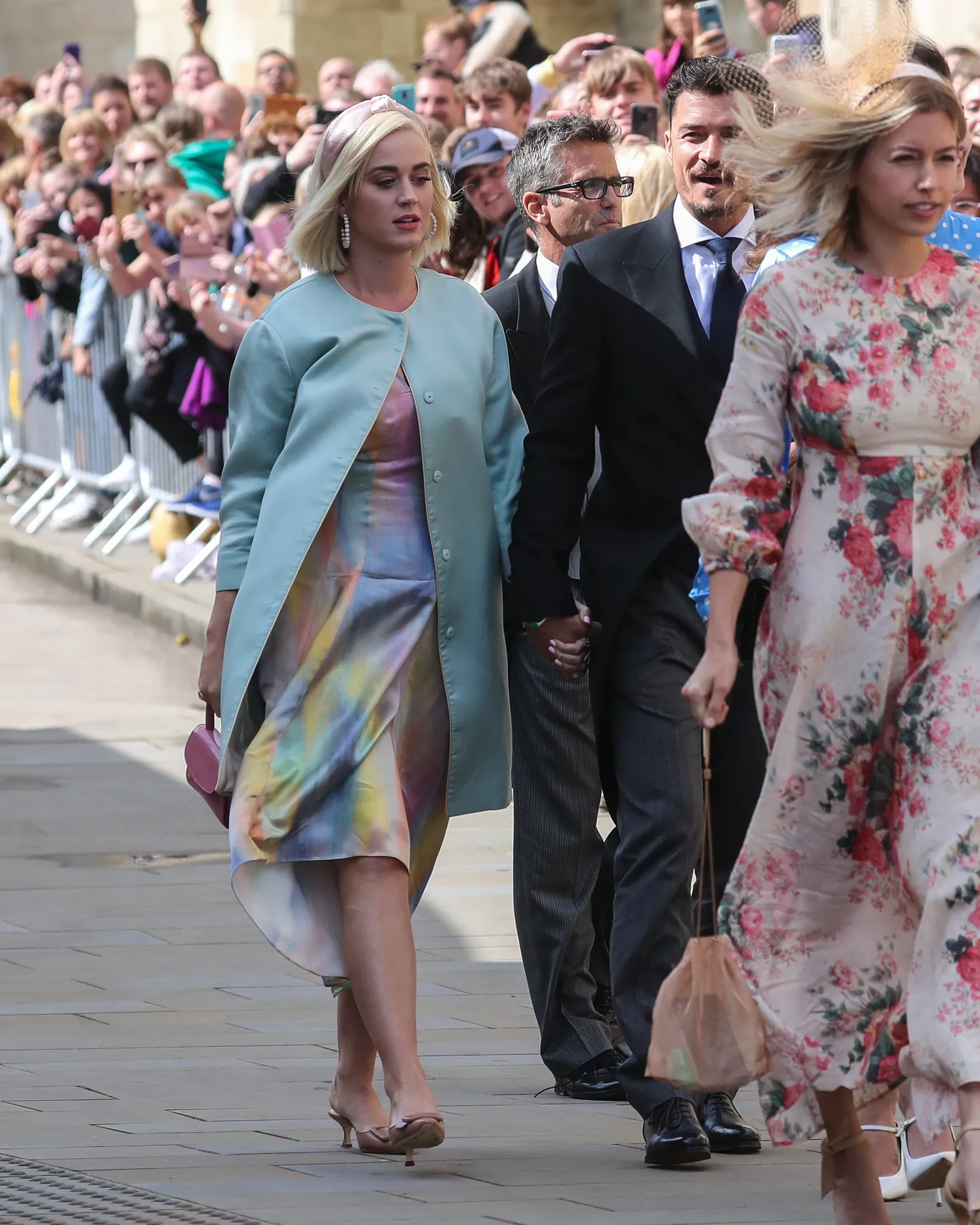 Katy Perry in een regenboogjurk