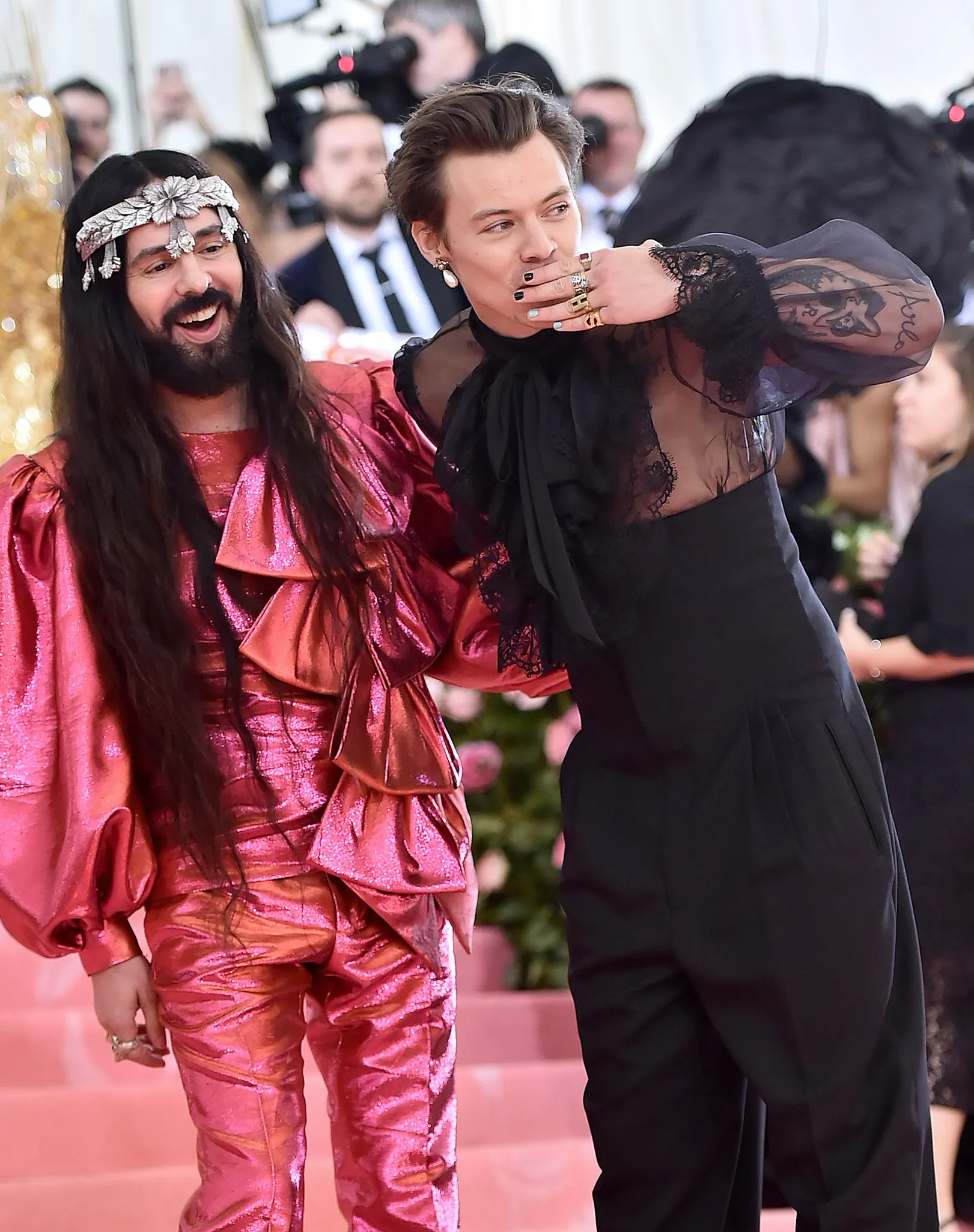 Harry Styles samen met Alessandro Michele op de loper van het Met Gala