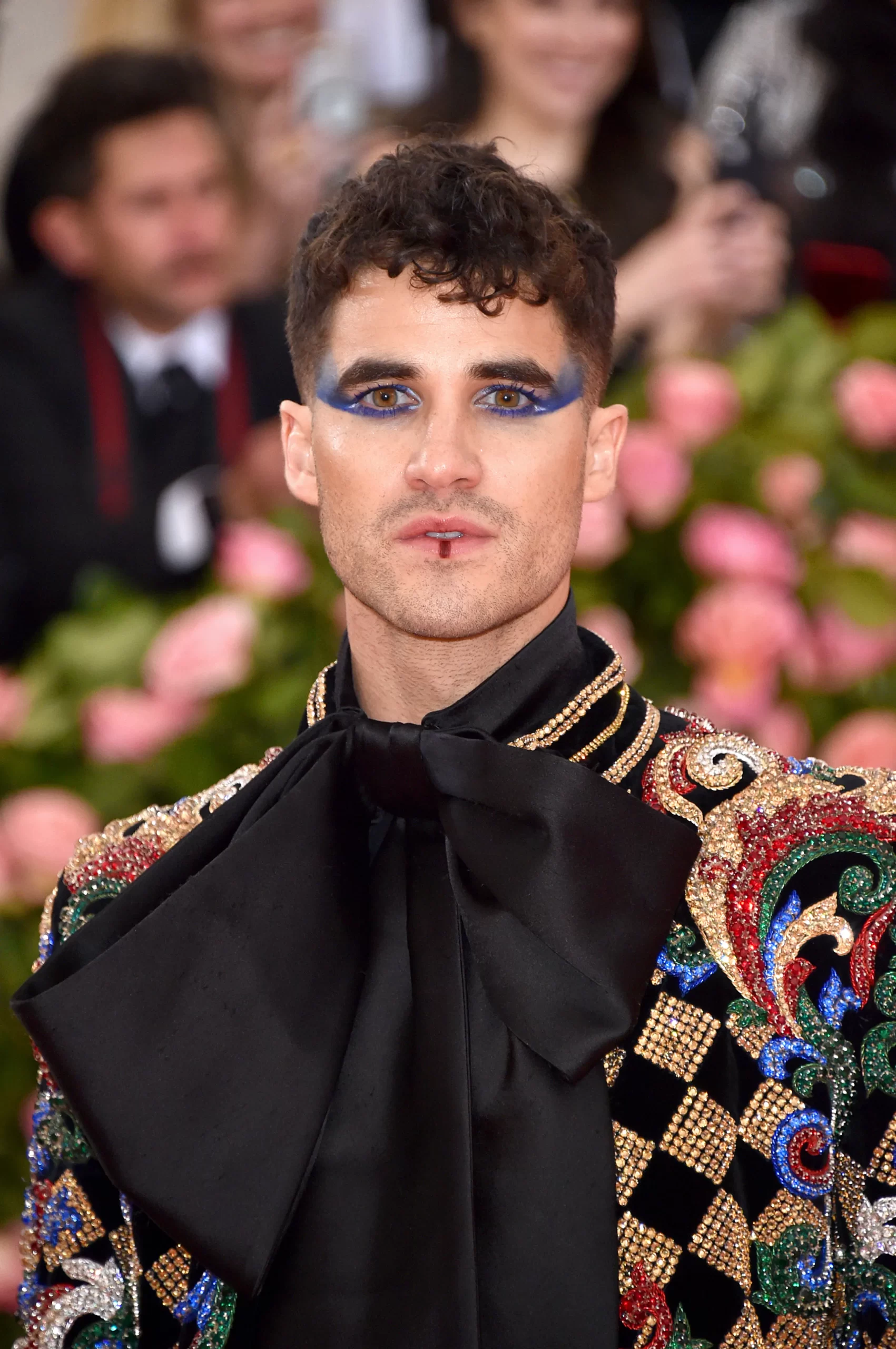 Darren Chriss op het met gala en draagt blauwe oogschaduw onder zijn oog