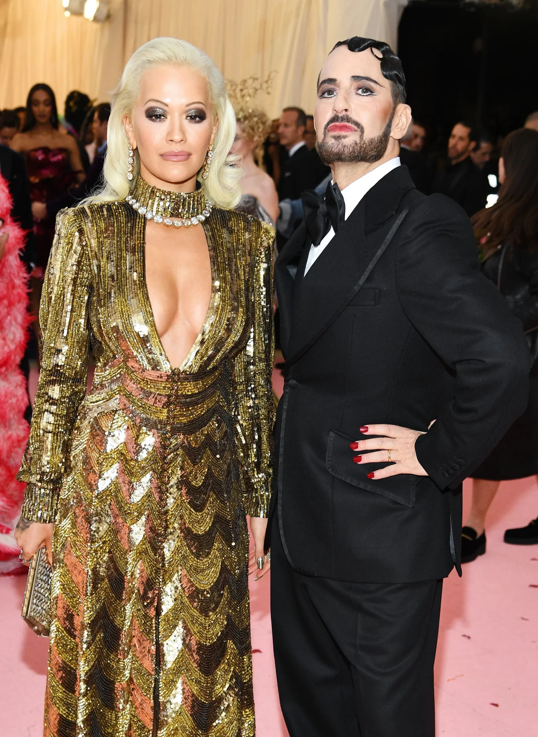 Marc Jacobs staat naast Bebe Rexha op het met gala van 2019 en draagt eyeliner als make-up look