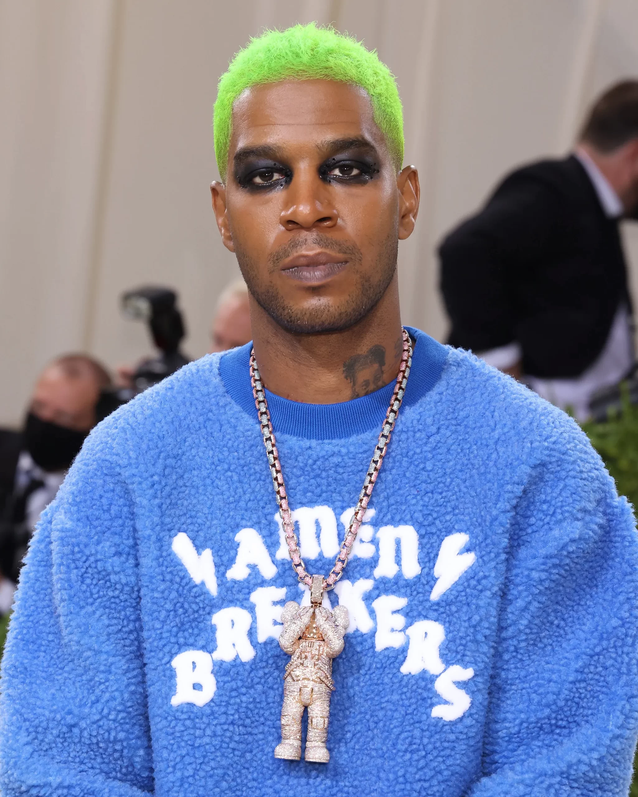 Kid Judo maakt zijn ogen op met zwarte oogschaduw als make-up voor het met gala van 2021