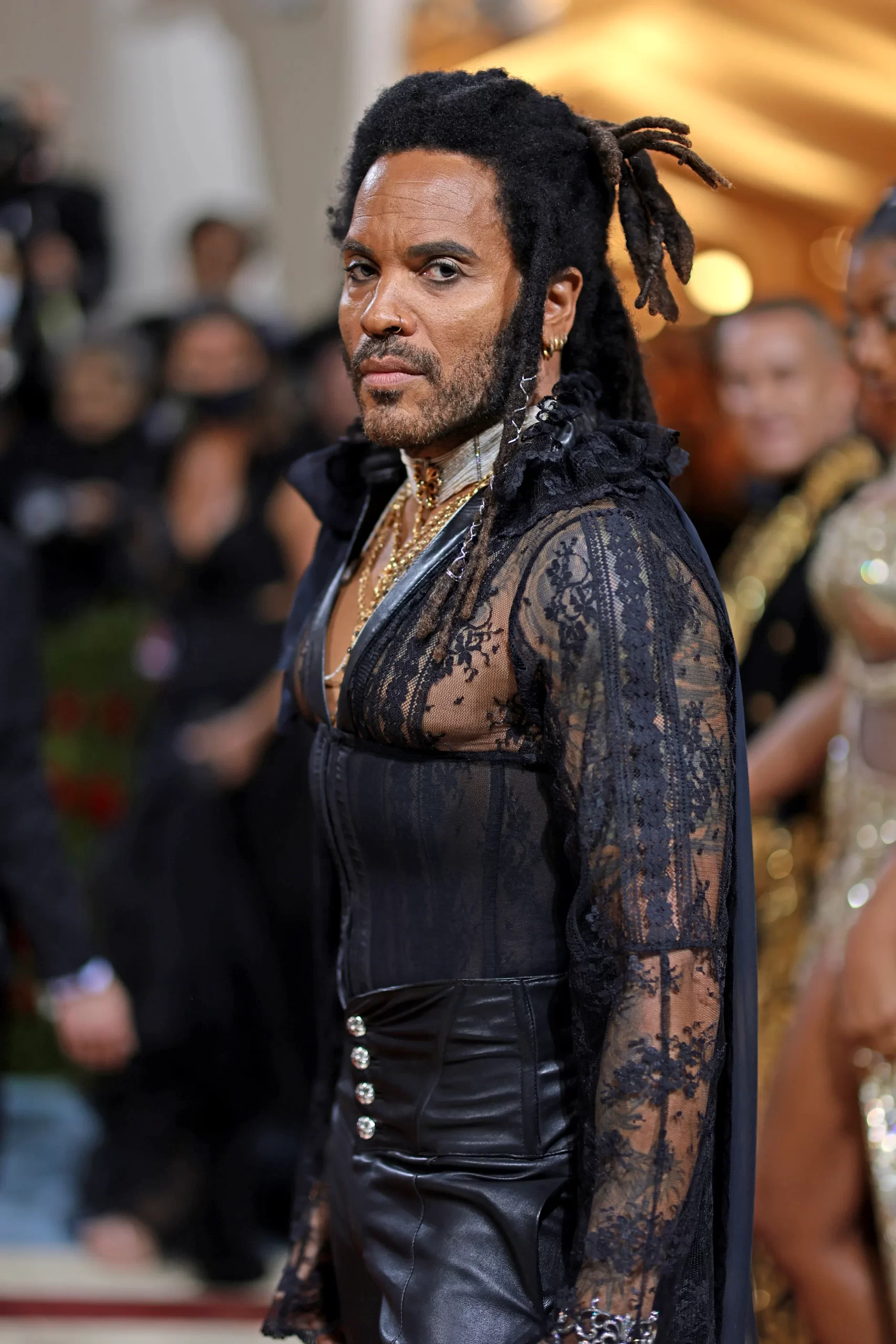 Lenny Kravitz in een kanten zwarte outfit met een lichte eyeliner in een wing als make-up op het Met Gala