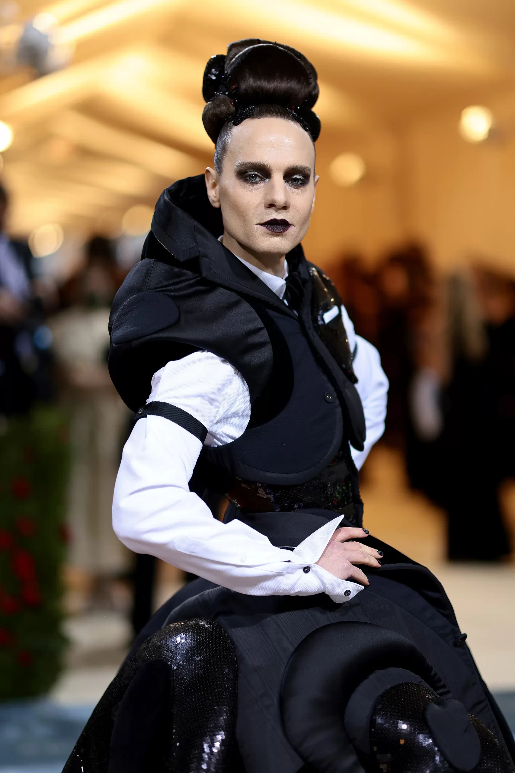 Jordan Roth op het met gala van 2022 met een zwarte oogschaduw als make-up