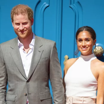 meghan-markle-draagt-kort-roze-pak-tijdens-date-night-met-prins-harry-251540