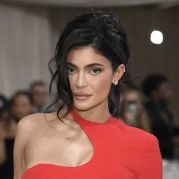 wil-je-zien-kylie-jenner-is-platinablond-en-heeft-gebleekte-brows-253233