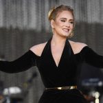 Adele in een van haar zwarte jurken van Schiaparelli in 2022