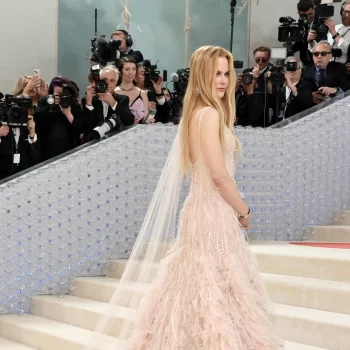 nicole-kidman-verschijnt-in-iconische-jurk-uit-haar-chanel-2004-commercial-op-het-met-gala-252016