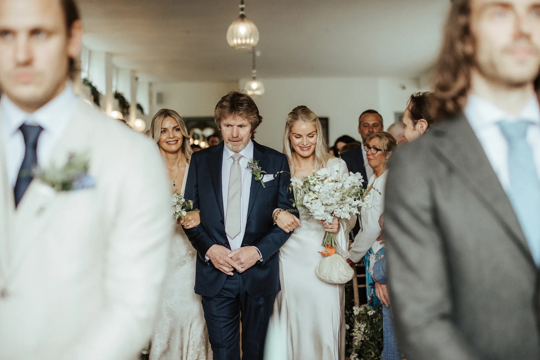 naar het altaar op gezamenlijke bruiloft