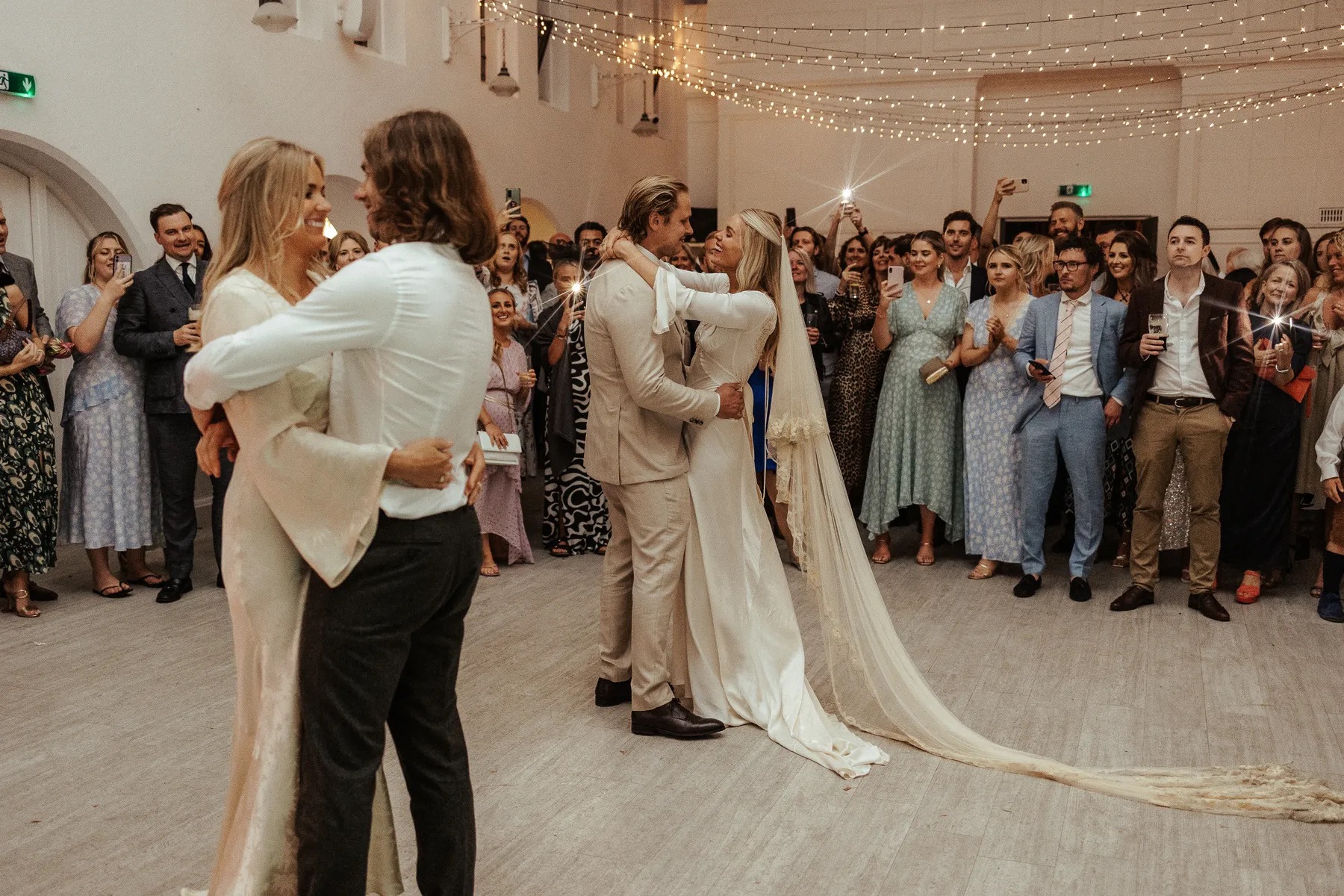 eerste dans gezamenlijke bruiloft