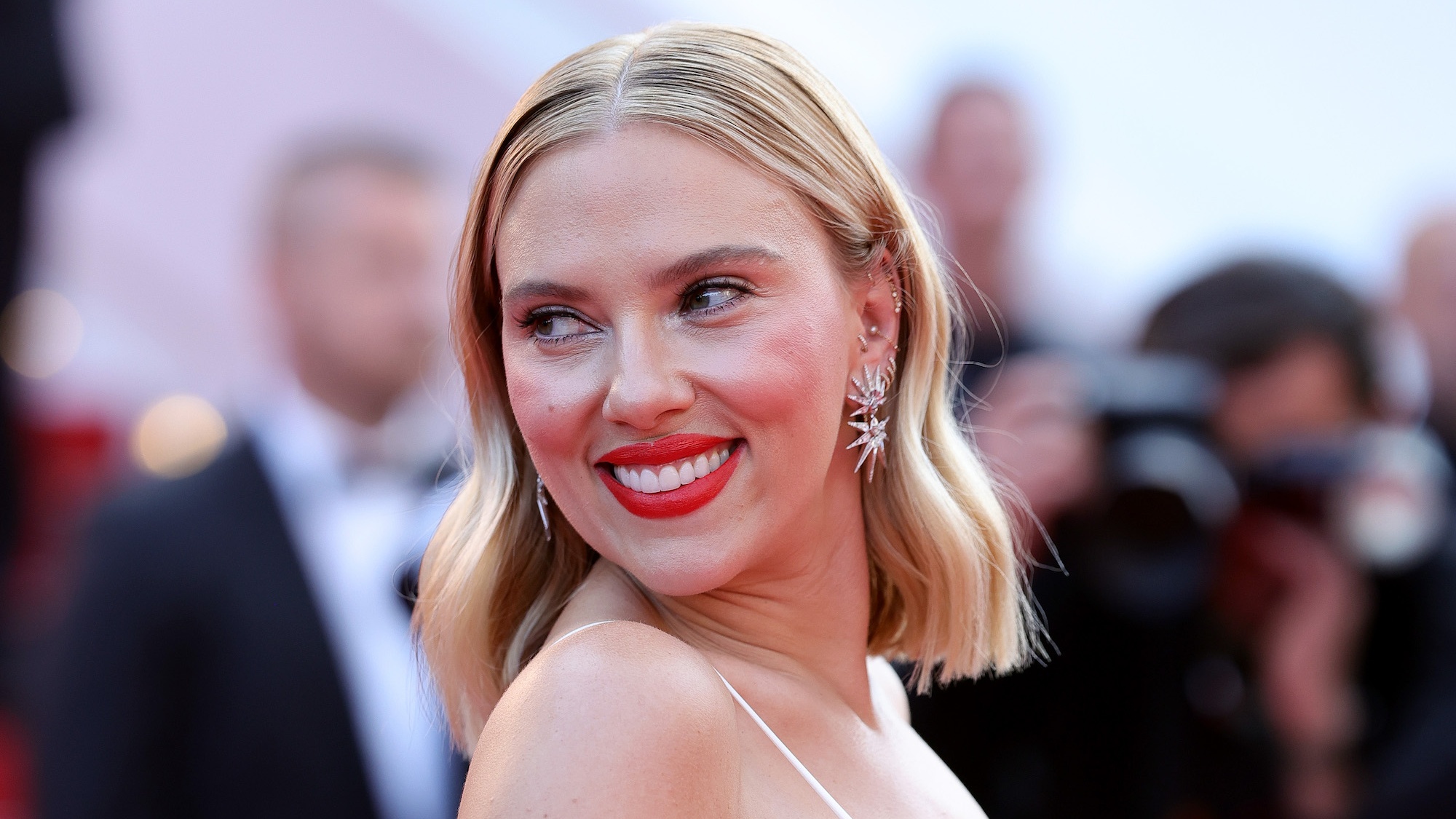 Scarlett Johansson maakt zeldzame verschijning in Cannes