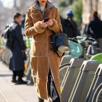 Een model met een koptelefoon tijdens fashion week