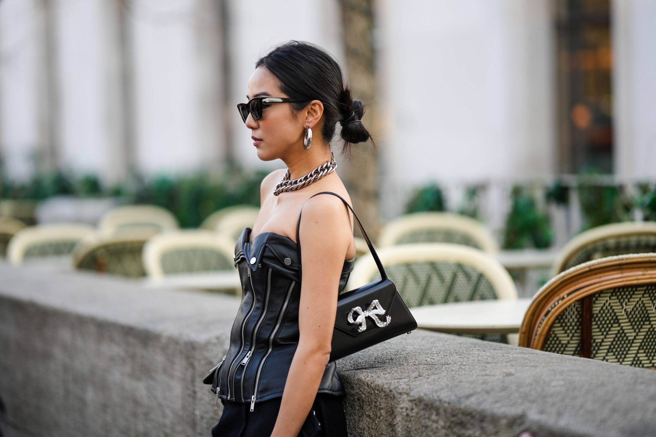 Een streetstyle-ster met een rommelige knot
