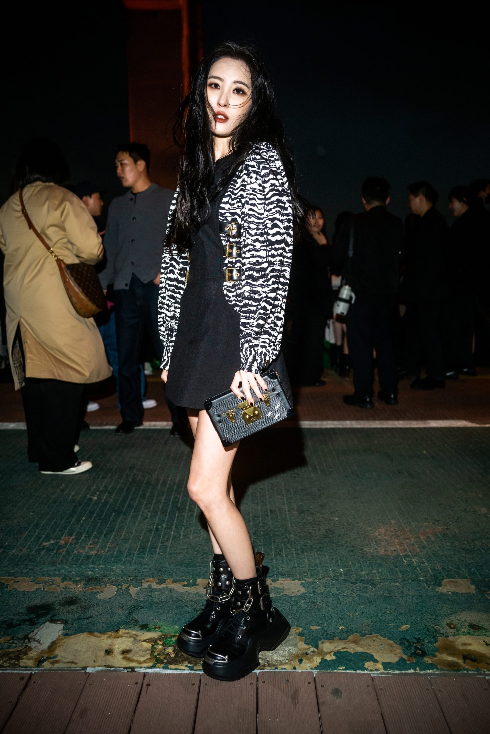 Sunmi is te gast bij de show van Louis Vuitton