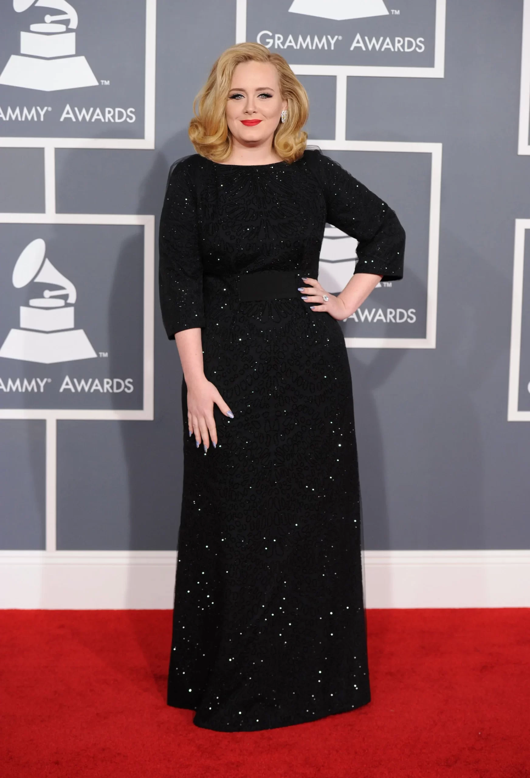 Adele in een zwarte jurk van Armani in 2012