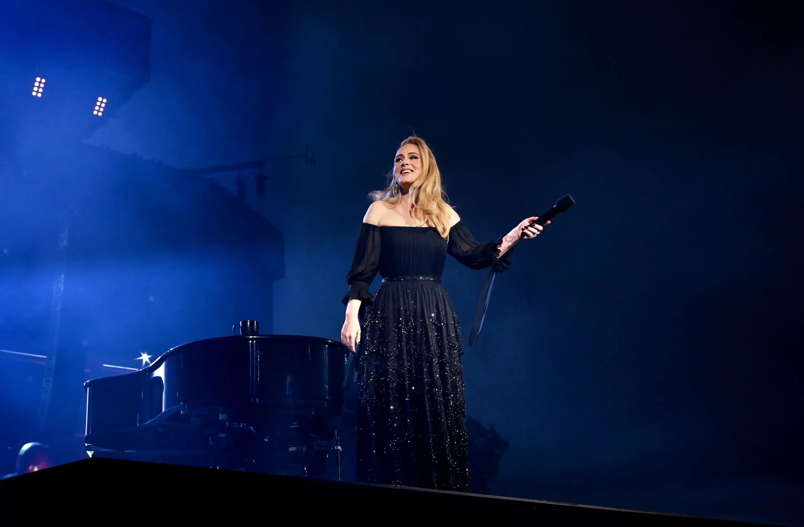 Adele in een zwarte jurk van Louis Vuitton in 2022