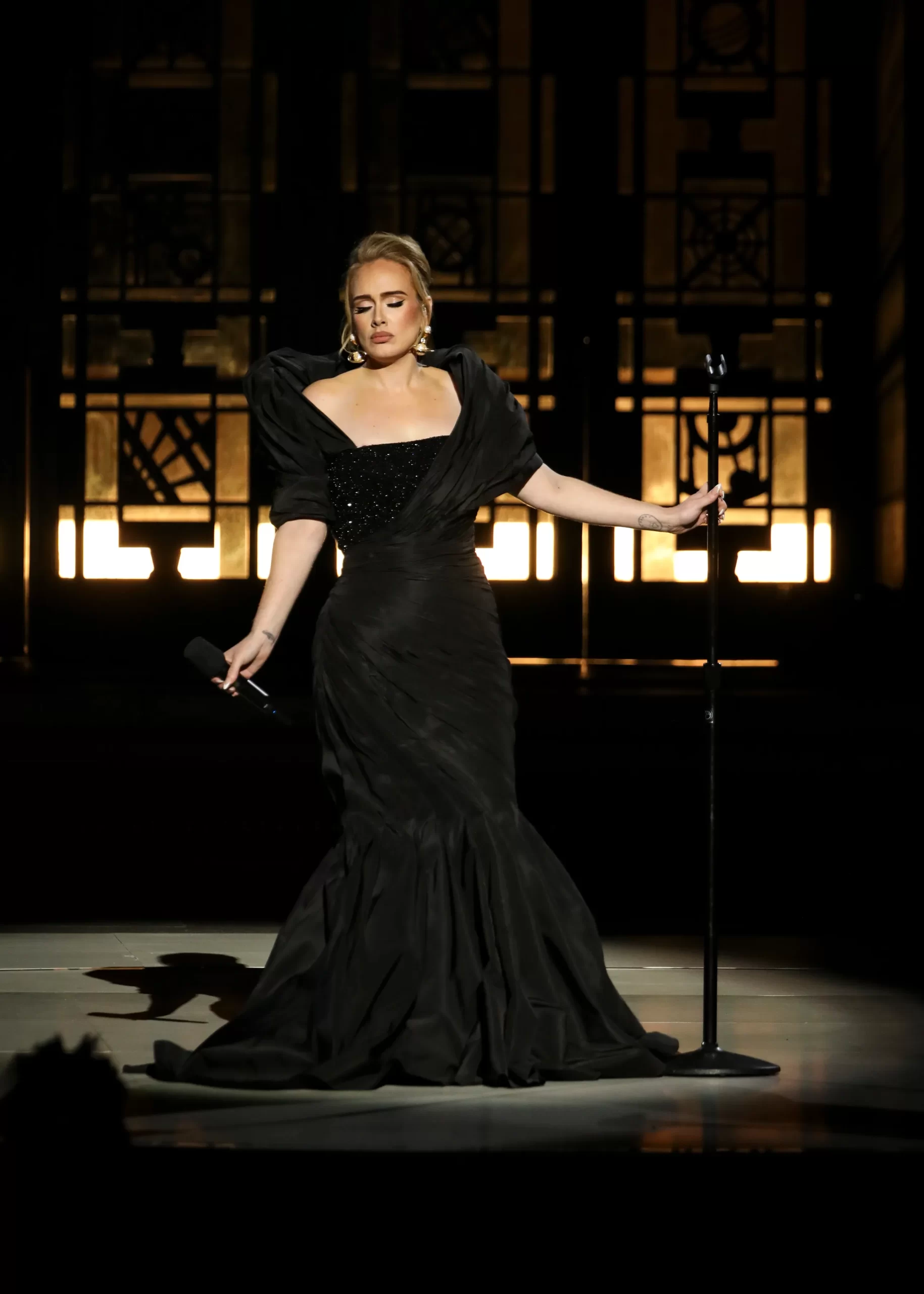 Adele in een zwarte jurk van Schiaparelli in 2021
