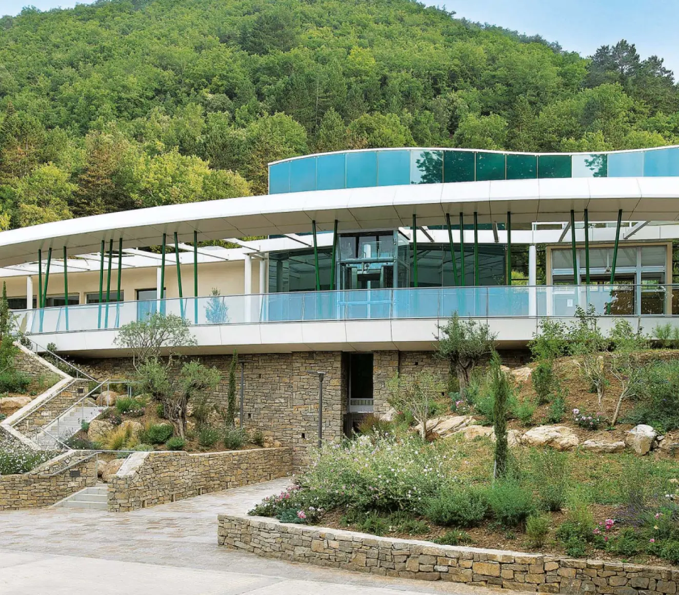 De buitenkant van de spa in Avene in het zuiden van Frankrijk