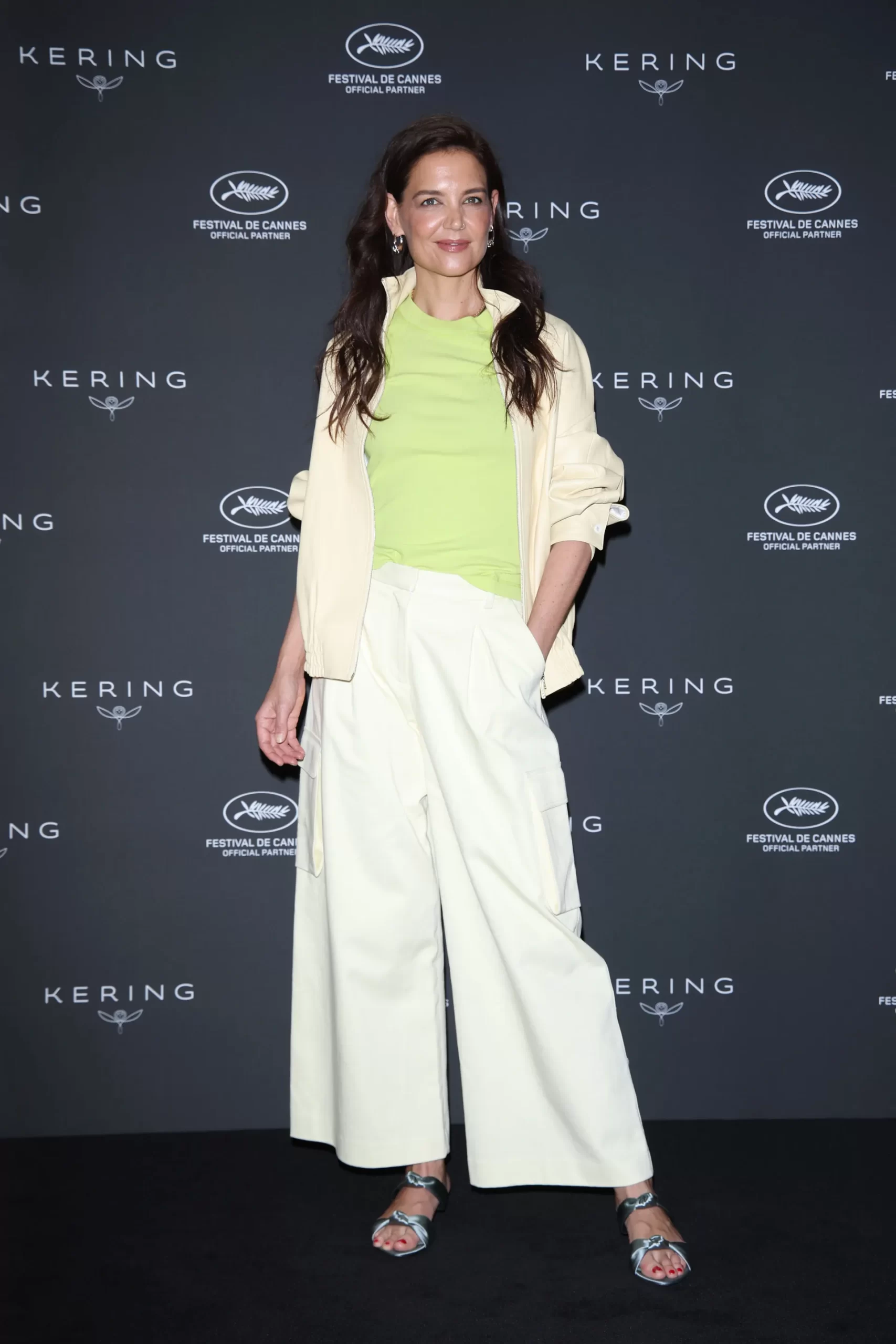 Katie Holmes aan haar kitten heels op een after party van het Cannes Film Festival