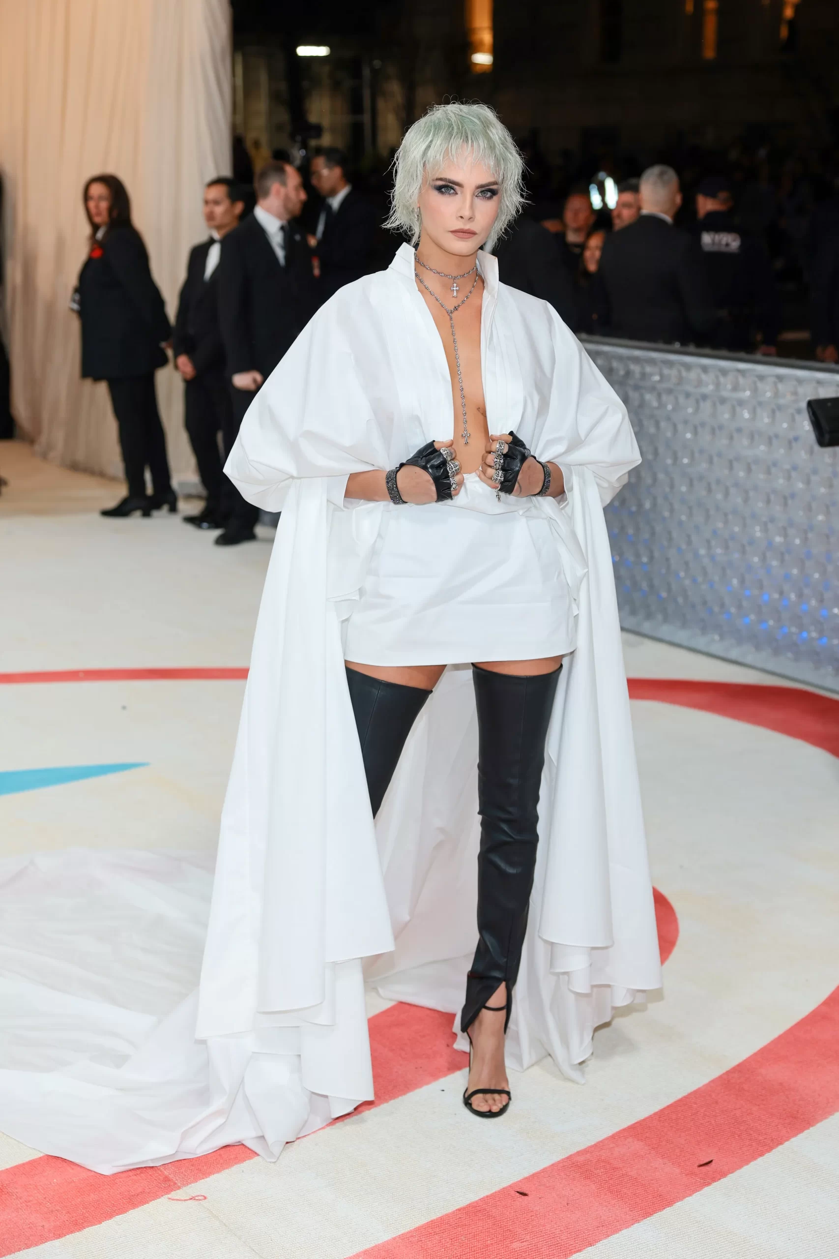 Cara Delevingne in Karl Lagerfeld is een van de beste looks van het Met Gala 2023