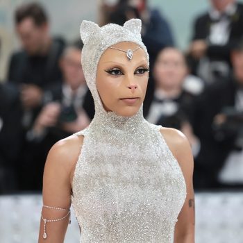 doja-cat-is-onherkenbaar-als-karl-lagerfelds-kat-choupette-op-het-met-gala-251983