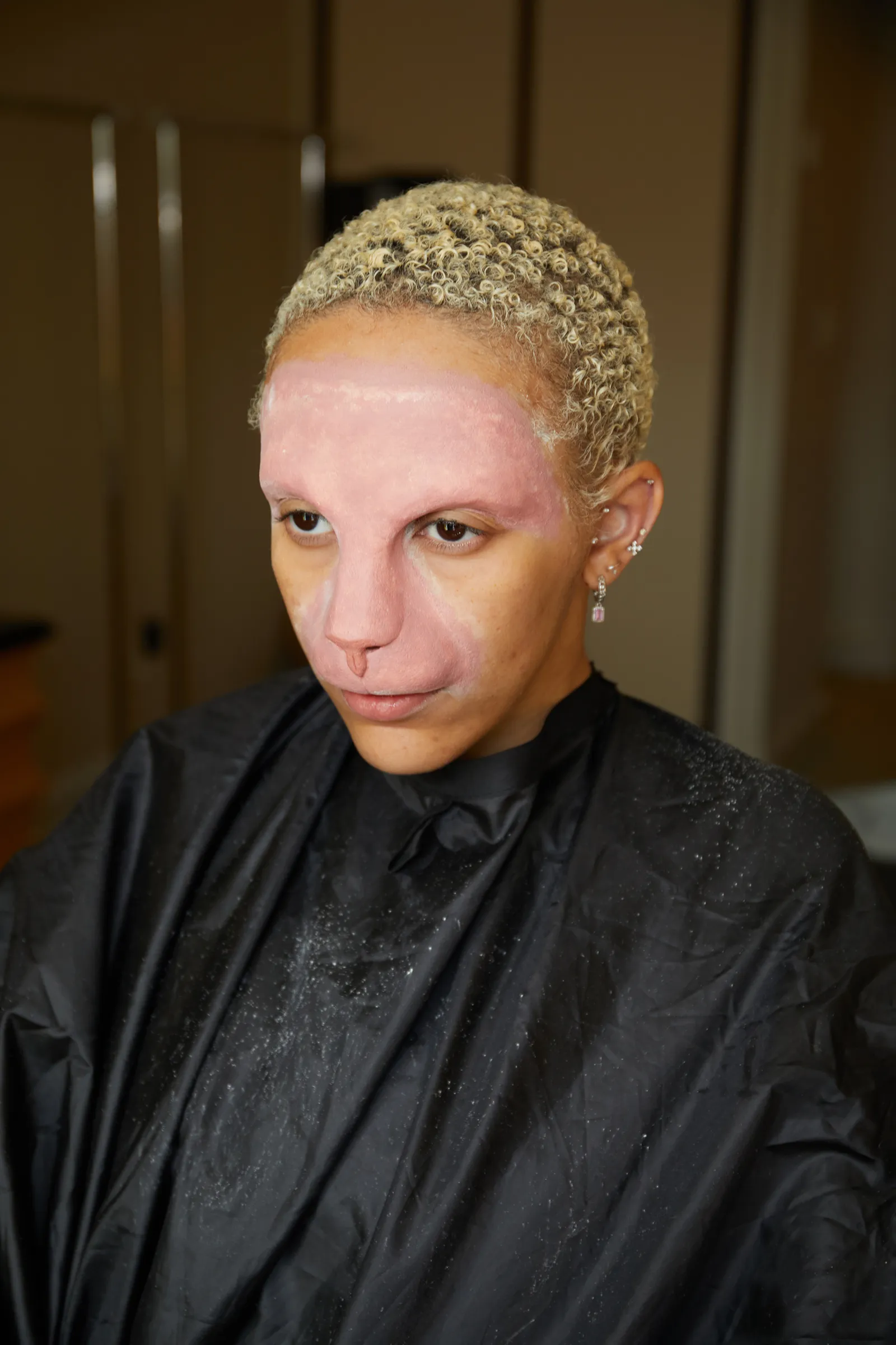 De katprotheses op het gezicht van Doja Cat