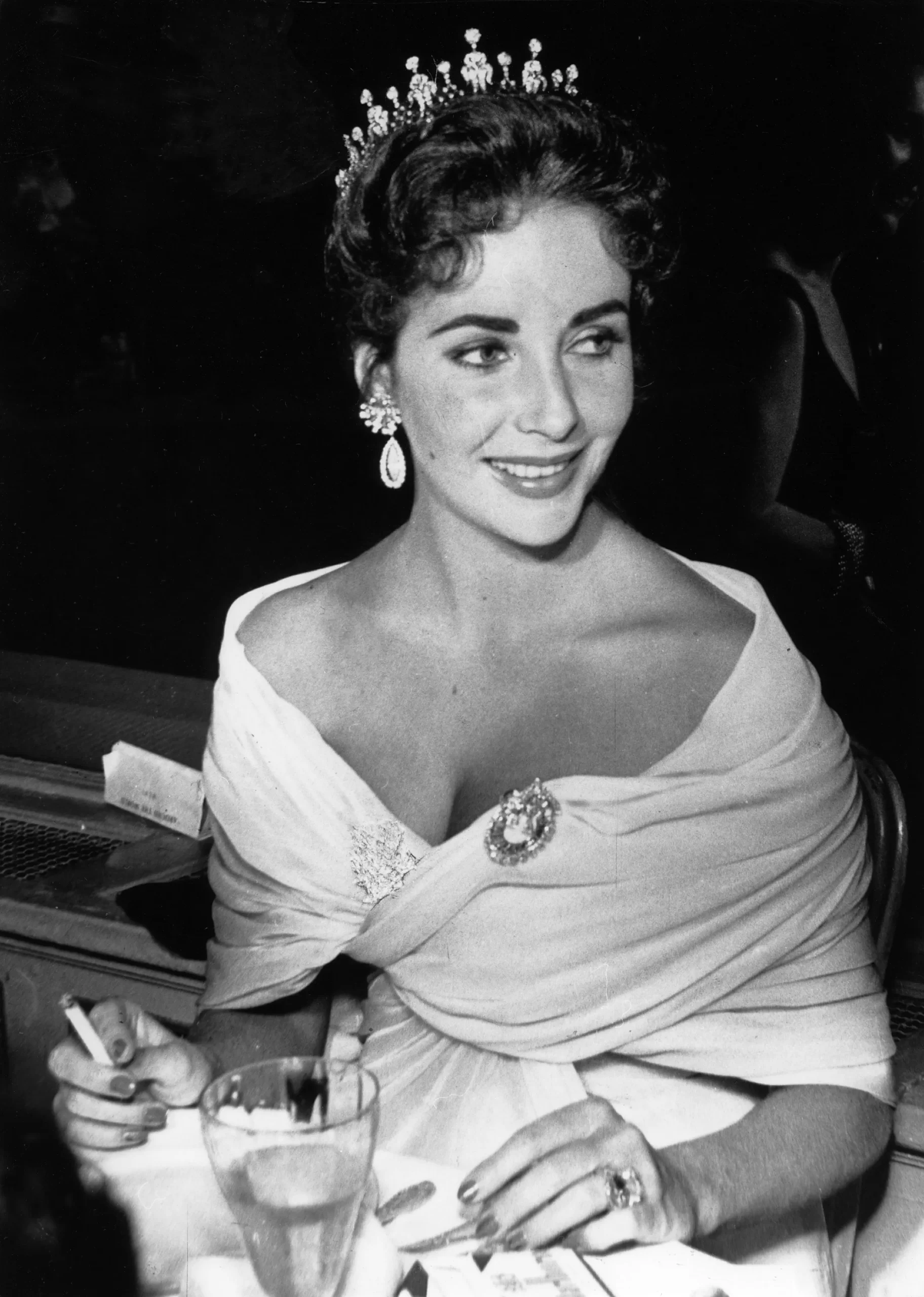 Elizabeth Taylor met juwelen in Cannes, 1957