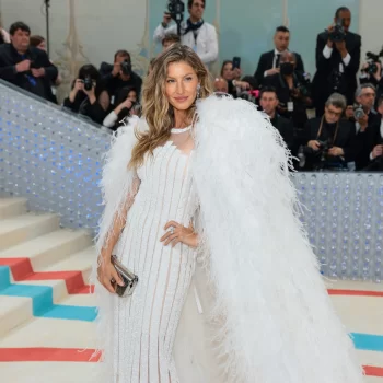 gisele-bundchen-keert-terug-op-de-rode-loper-van-het-met-gala-in-archiefstuk-van-chanel-251976