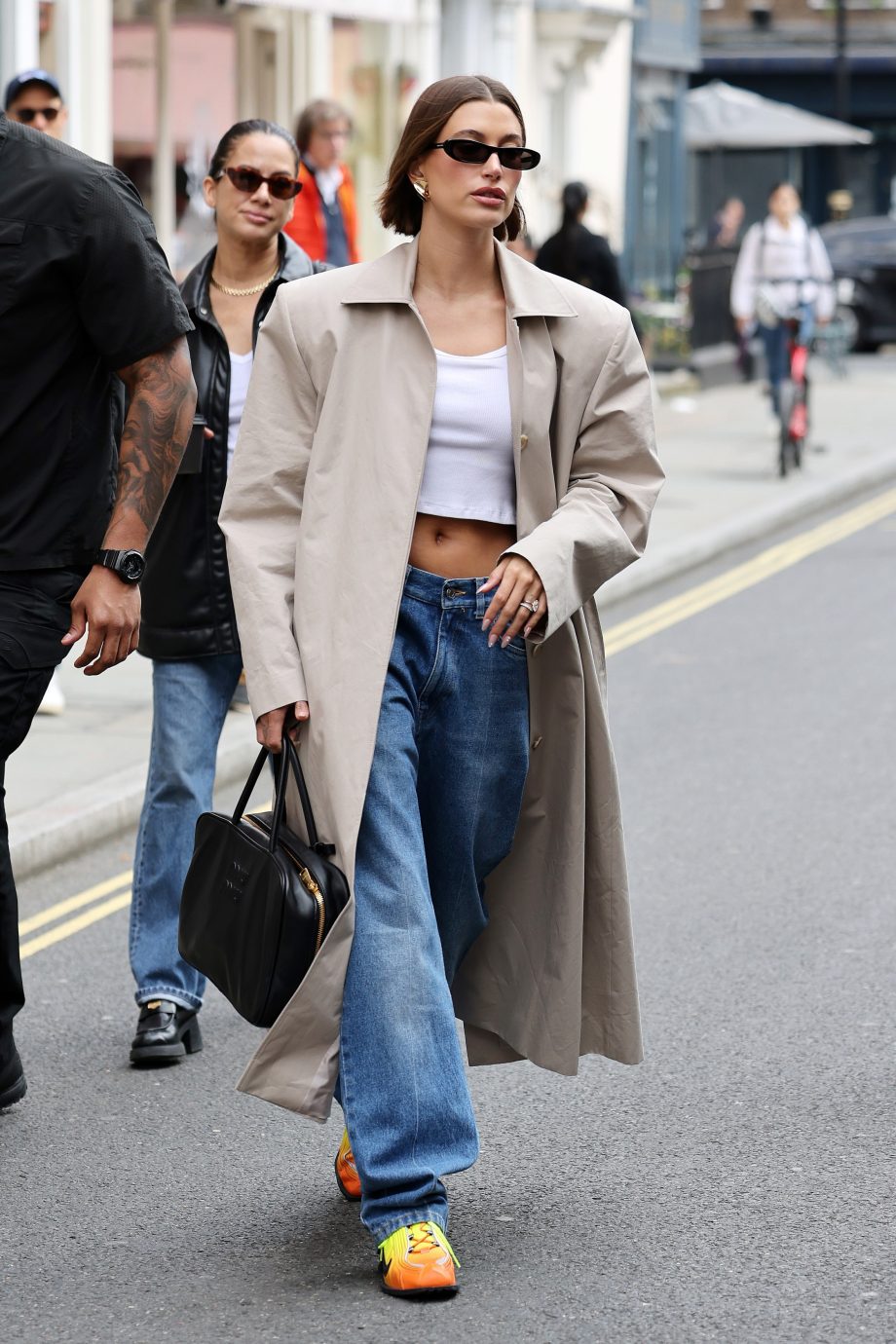 hailey-bieber-geeft-haar-outfit-kleur-met-deze-controversiele-nike-sneakers-255955