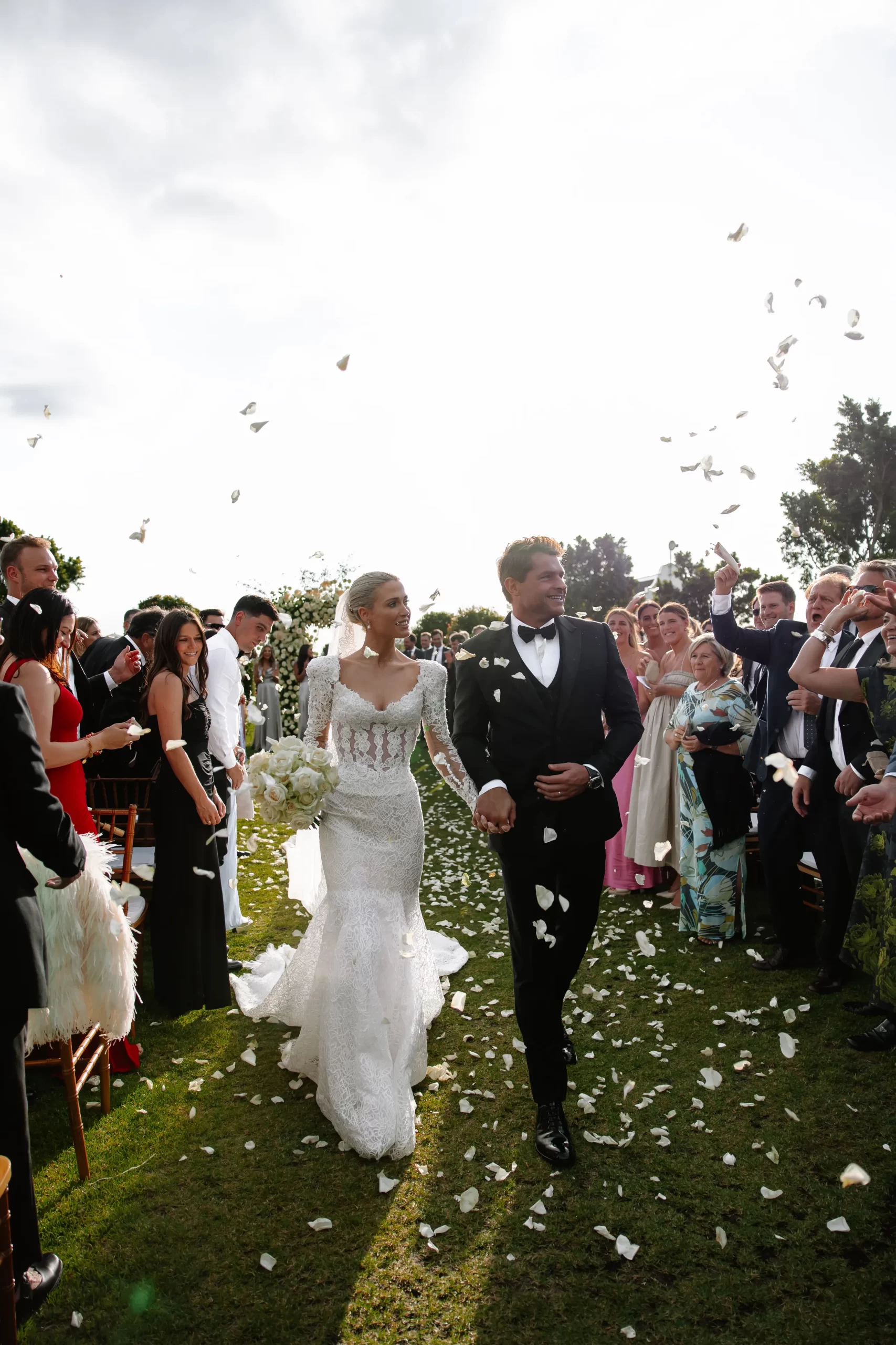 Het pasgetrouwde stel loopt weg op het nummer 'Still Falling for You' van Ellie Goulding