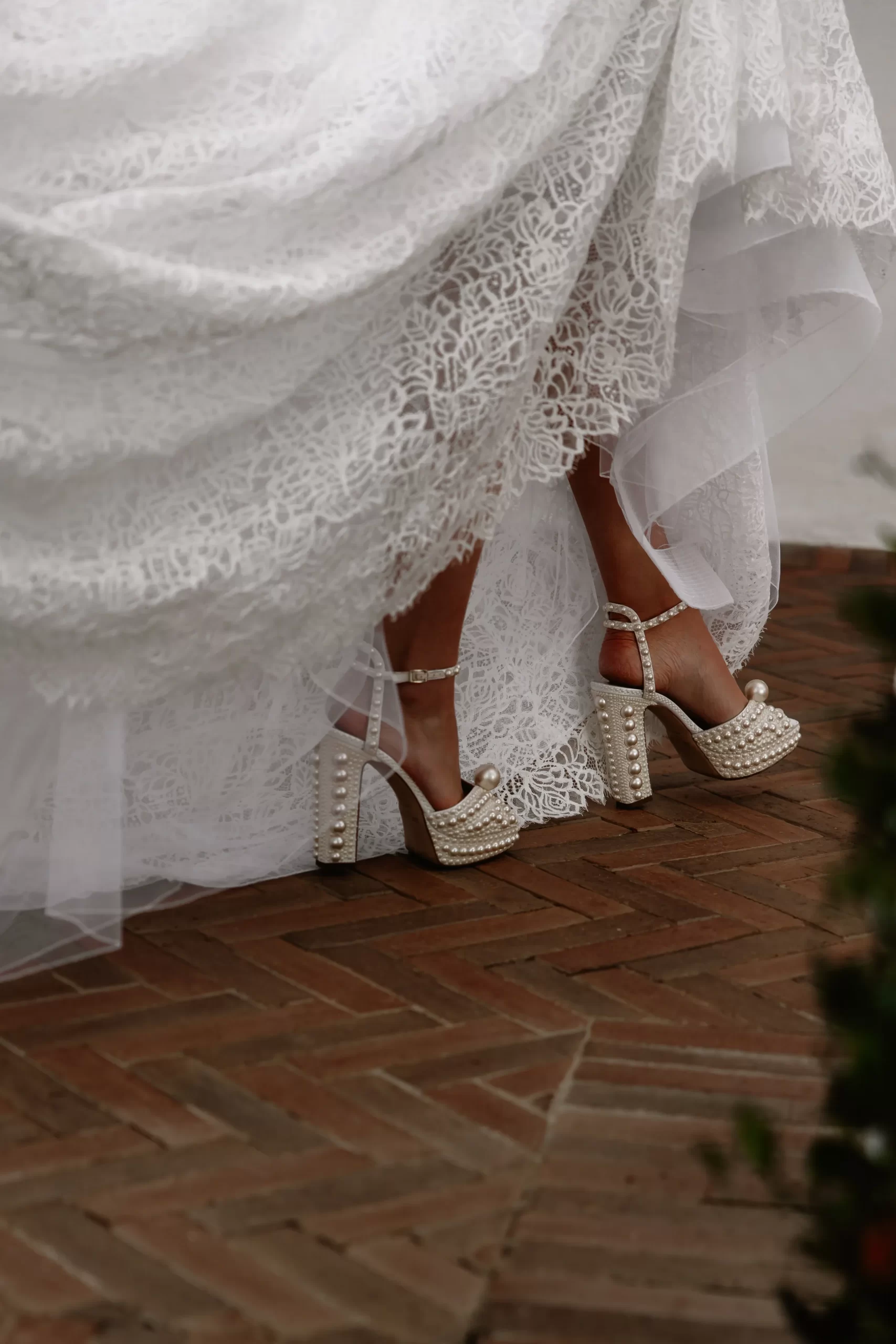 De bruid draagt haar Jimmy Choo-hakken