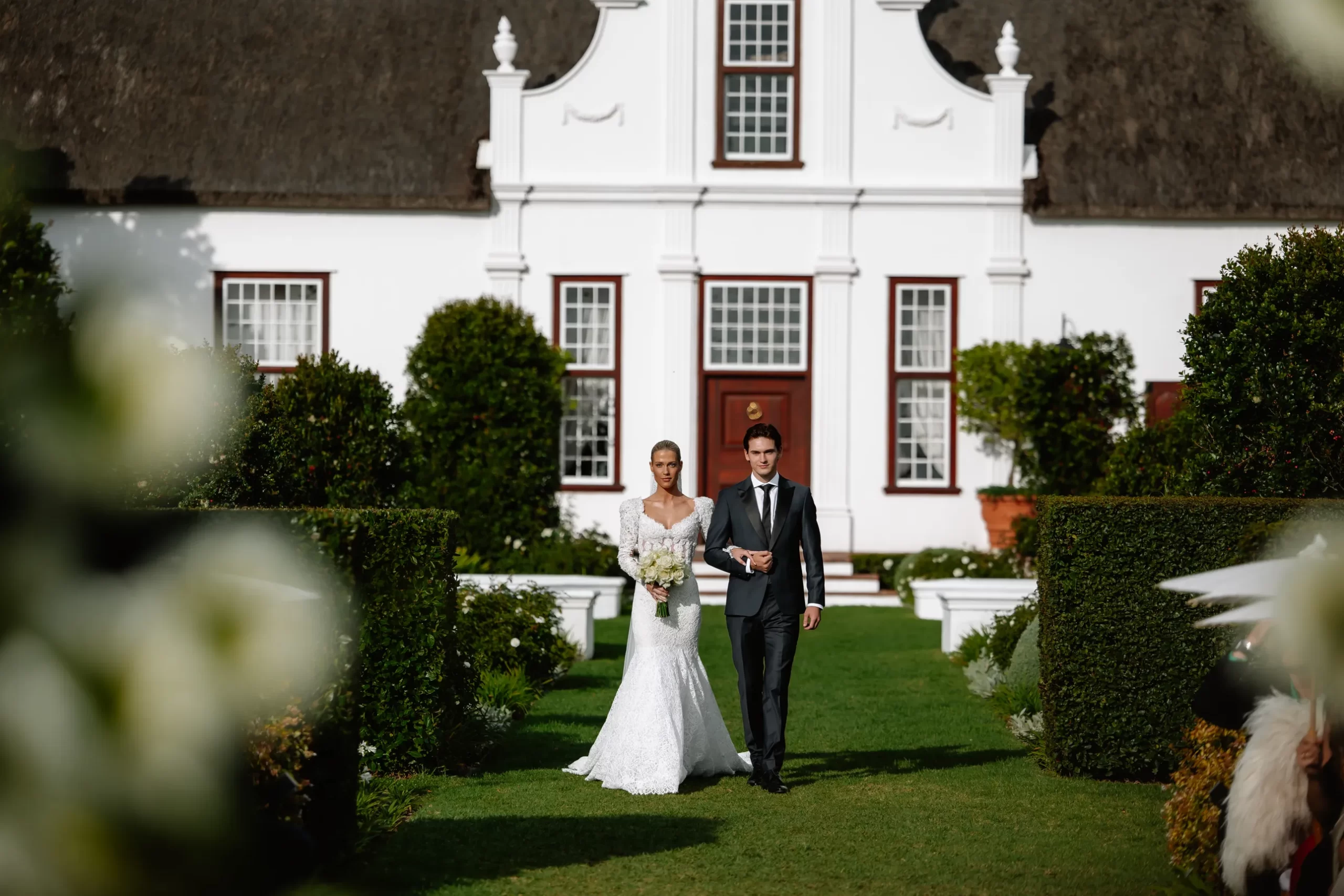 De bruid wordt door haar broer Samuel Aitken naar het altaar begeleid op 'I Get to Love You' van Ruelle