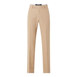 Een beige-bruine pantalon van het merk Jacquemus