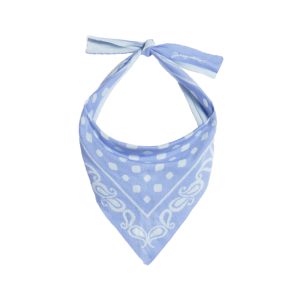 Een lichtblauwe bandana van het Franse Jacquemus om je bruiloftoutfit mee te versterken