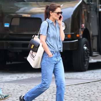 katie-holmes-draagt-de-meest-gewilde-en-iconische-sneakers-van-het-moment-255914