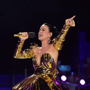 katy-perry-omarmt-gilded-glamour-in-vivienne-westwood-tijdens-het-kroningsconcert-253020