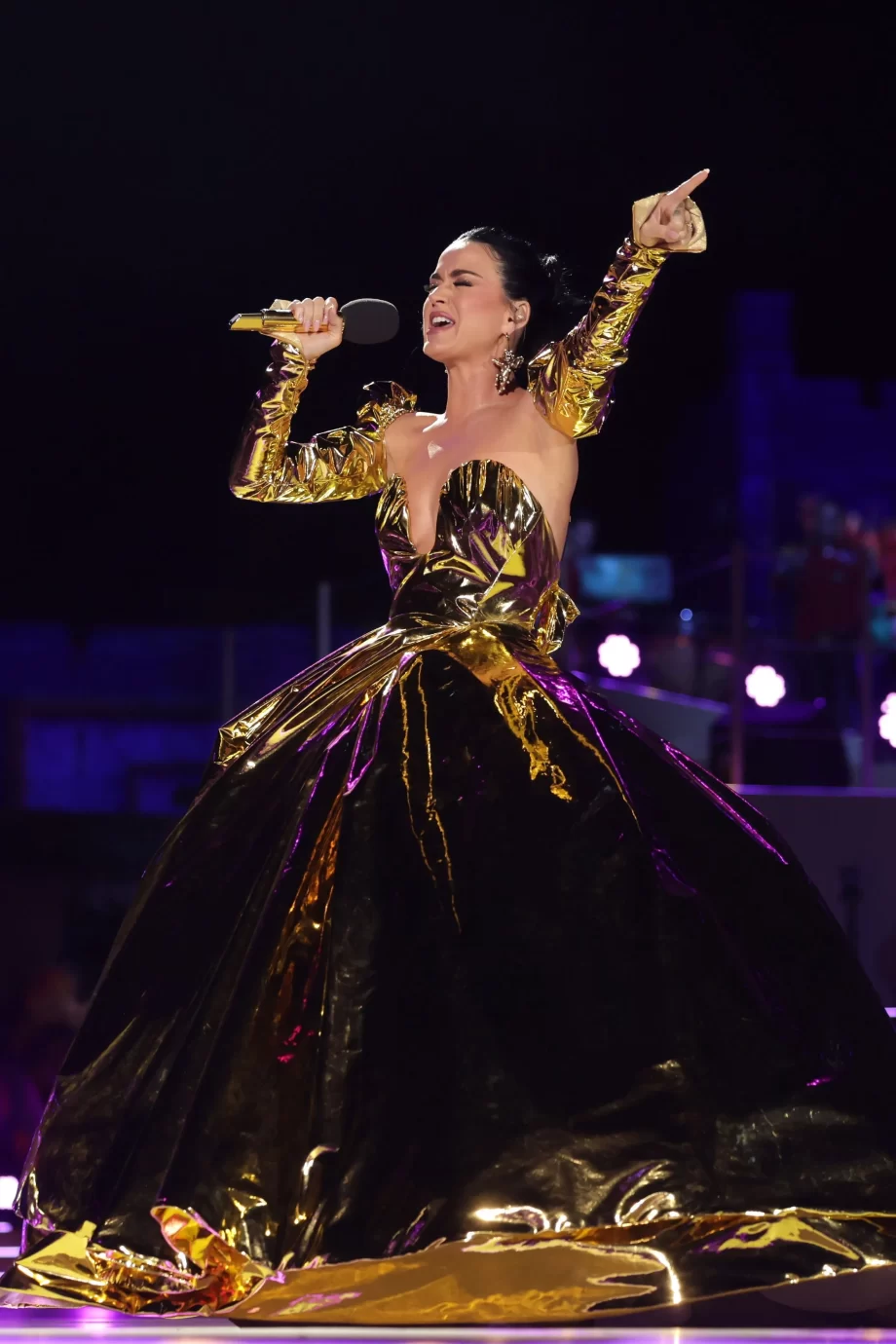 katy-perry-omarmt-gilded-glamour-in-vivienne-westwood-tijdens-het-kroningsconcert-253020