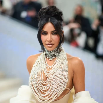 kim-kardashian-bedekt-zichzelf-met-50-000-parels-voor-het-met-gala-2023-252072