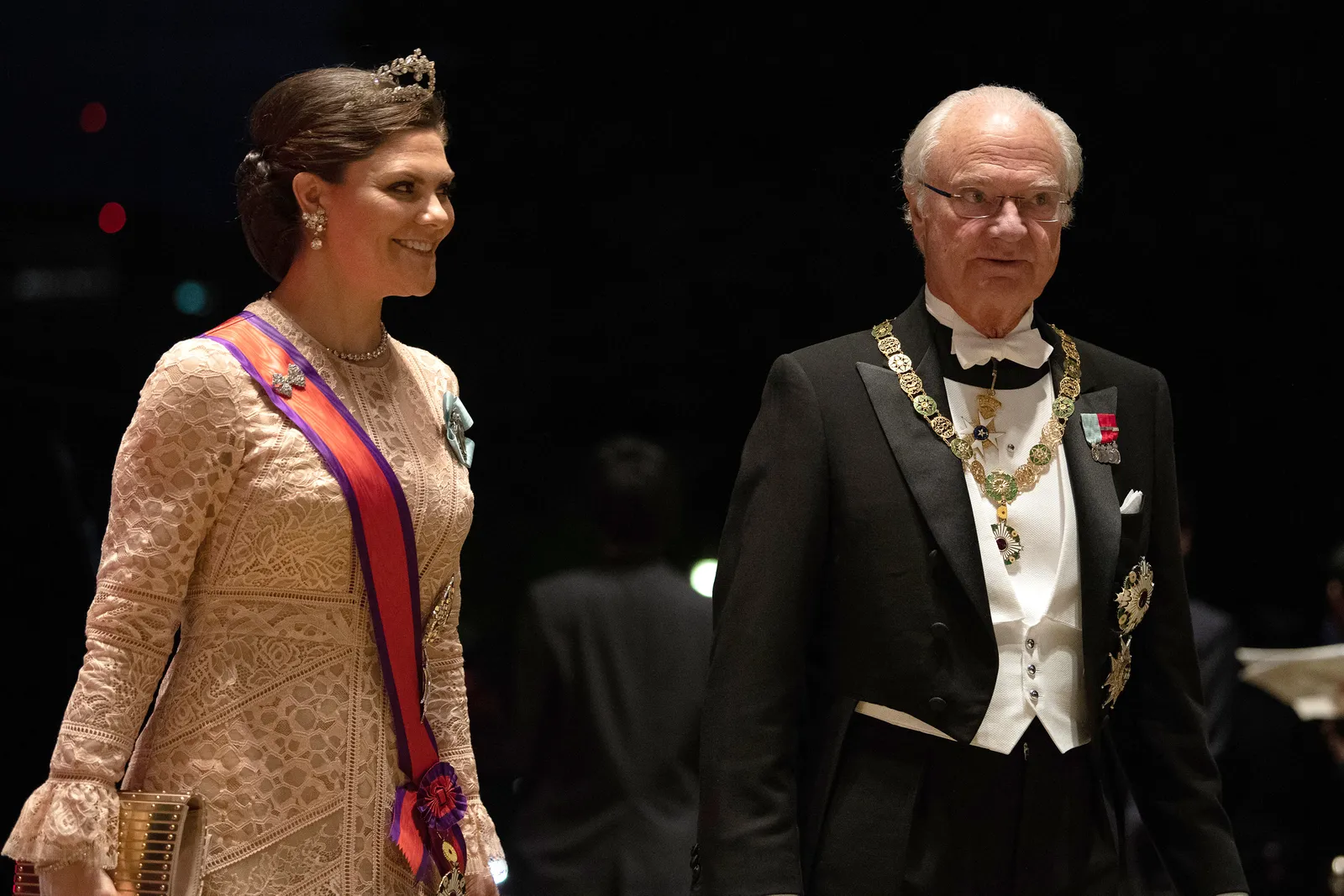 Koning Carl XVI Gustaf en kroonprinses Victoria van Zweden bij de kroning van charles III