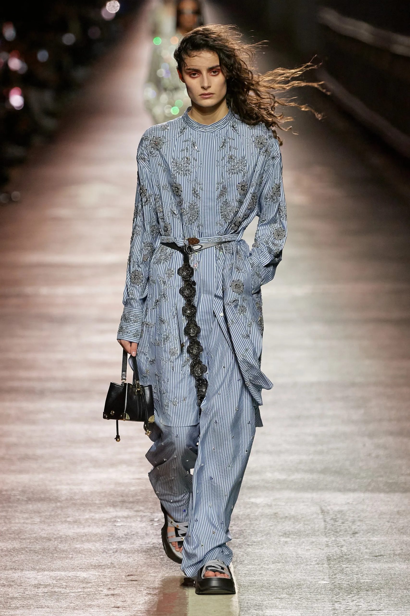 Een look van Louis Vuitton pre-fall 2023