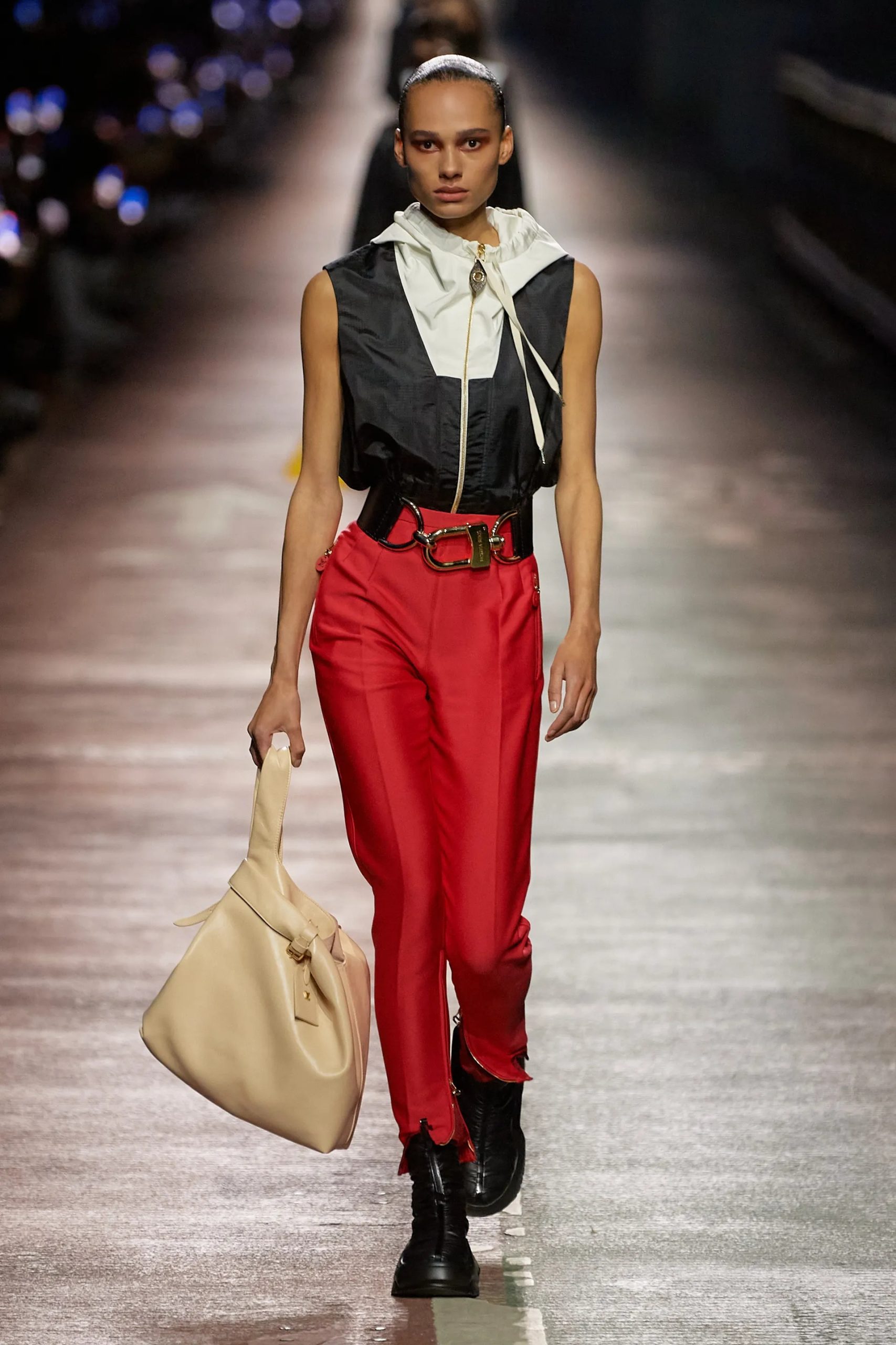 Een look van Louis Vuitton pre-fall 2023