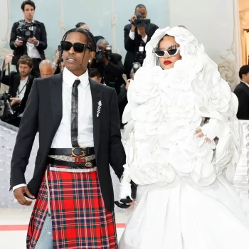 rihanna-draagt-een-gigantische-trouwjurk-naar-het-met-gala-inclusief-cape-met-500-bloemblaadjes-251896