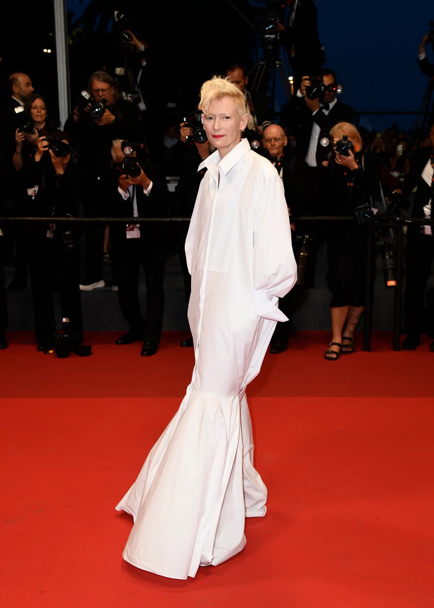 De klassieke witte blouse, maar maak er een Alaïa-avondjurk van – gedragen door Tilda Swinton in 2022.