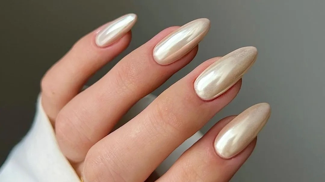 De vanilla chromemanicure wordt dé nageltrend van de zomer