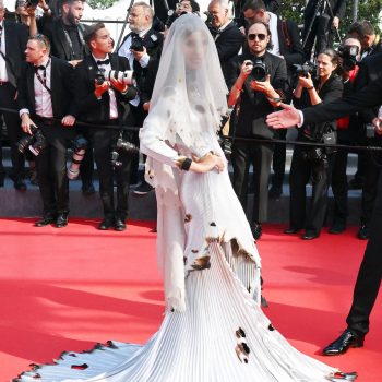 deze-verschroeide-bruid-is-een-van-de-beste-looks-in-cannes-tot-nu-toe-255851