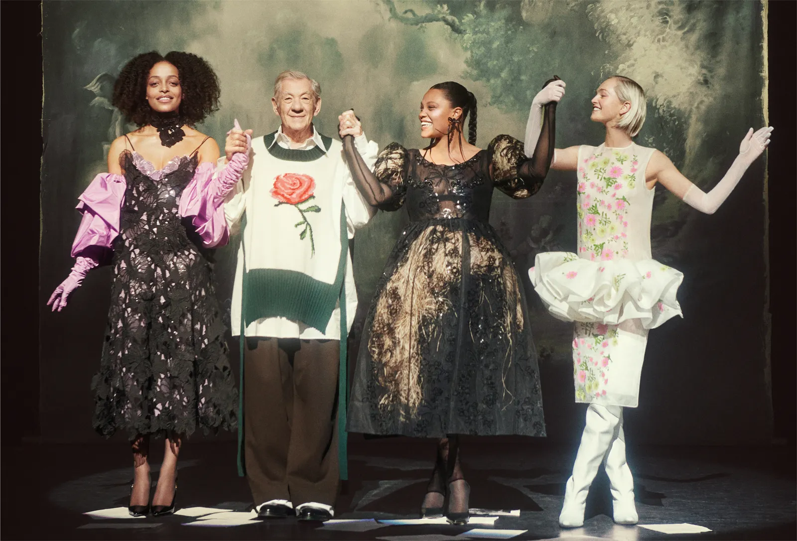 Ian McKellen leert aan modellen Kesewa Aboah, Alva Claire en Jean Campbell hoe ze de kunst van het buigen moeten beheersen