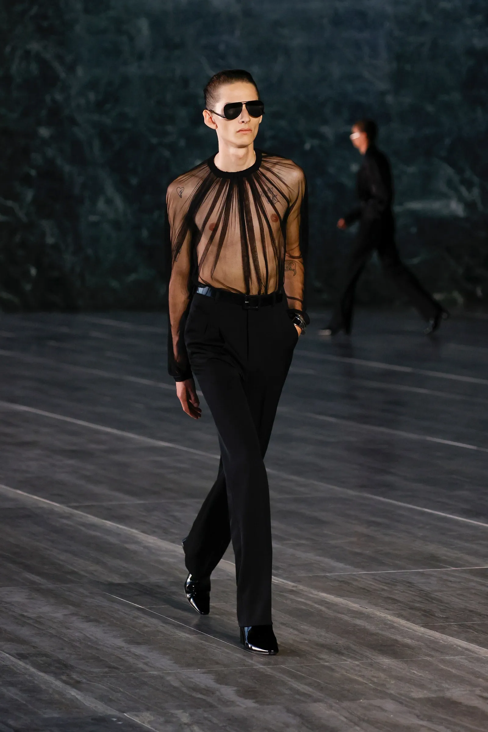Een transparante look uit de show van het Franse modehuis